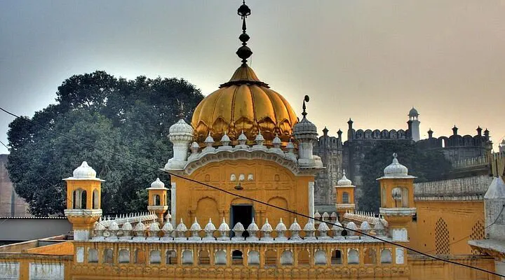 Luxury Stay in Gulberg for Sikh Yatris Visiting Gurdwara Dera Sahib & Nankana Sahib